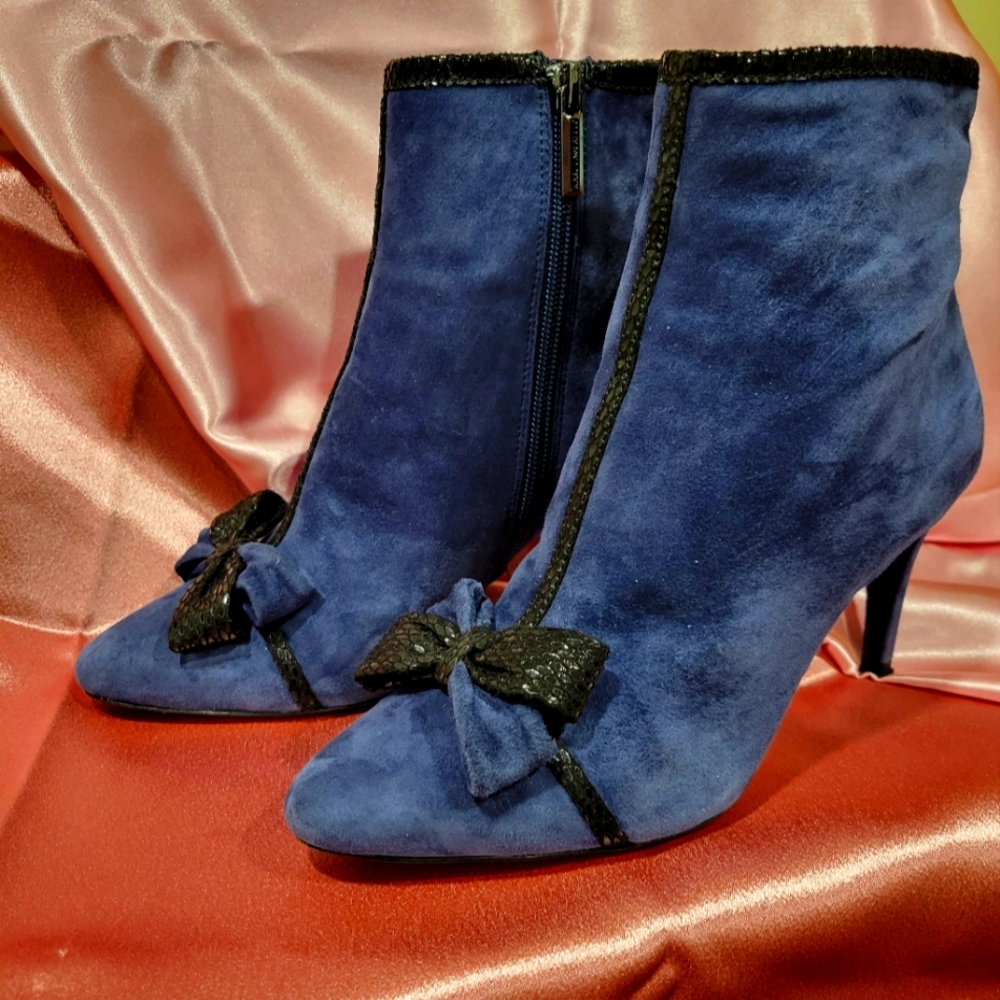 Karl Lagerfeld Paris booties, Size 7, Navy color in good pre-loved condition.